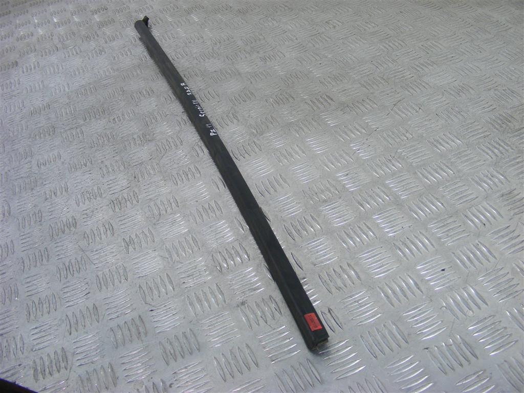 Молдинг стекла двери задней правой наружный Renault Scenic 3 (2008-2015)