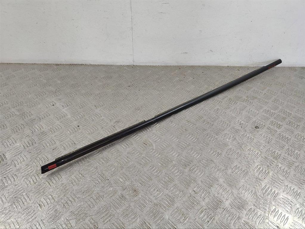 Молдинг стекла двери задней правой наружный