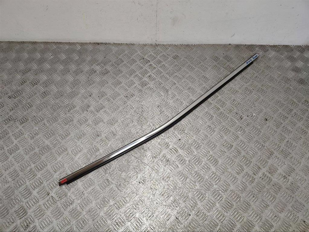 Молдинг стекла двери задней правой наружный