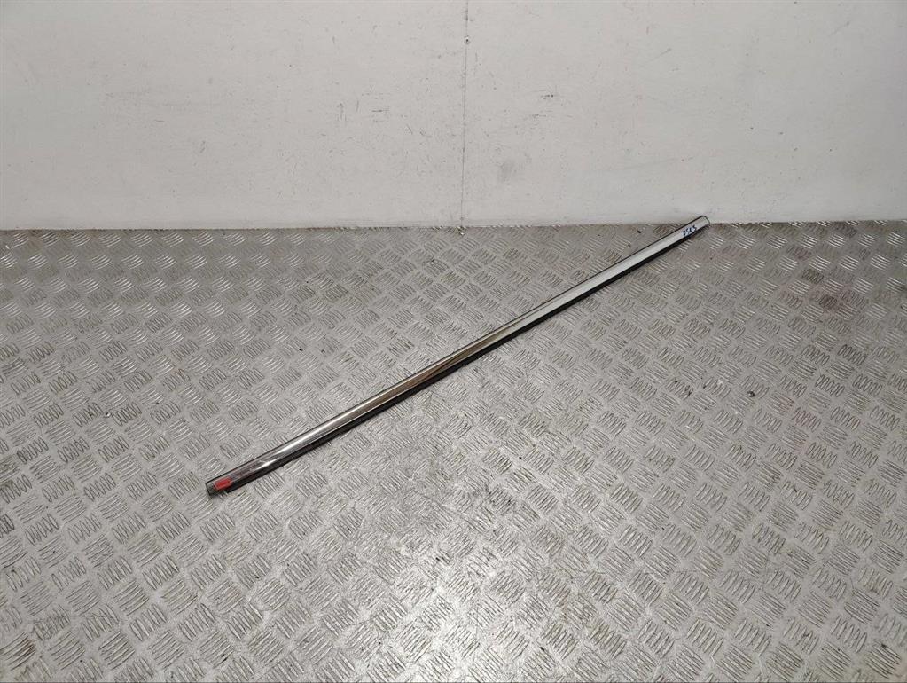 Молдинг стекла двери задней правой наружный