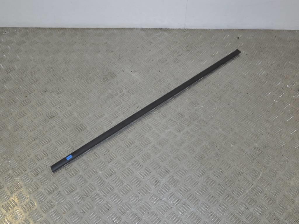 Молдинг стекла двери задней правой наружный