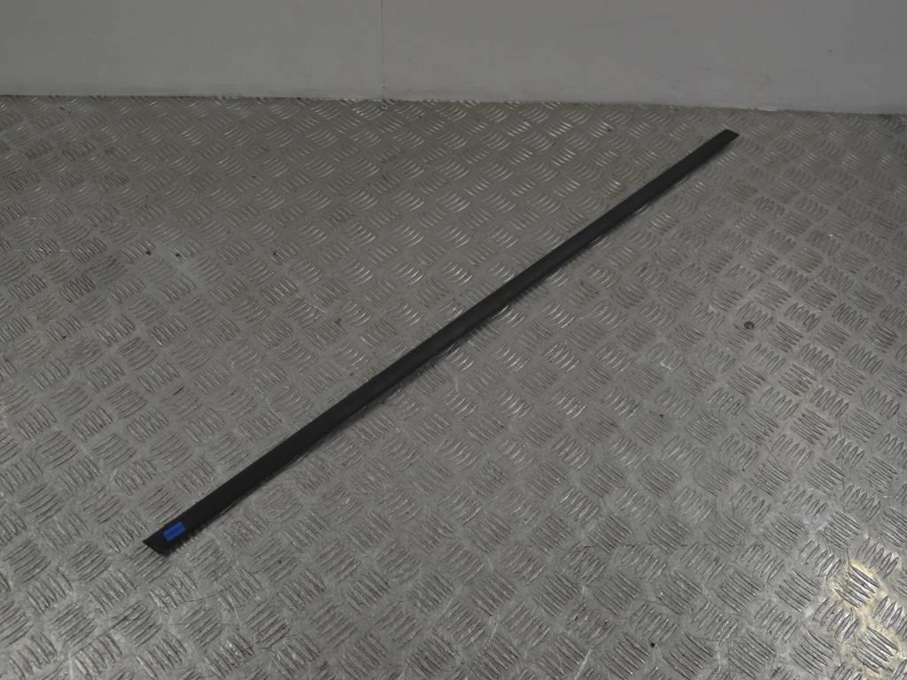 Молдинг стекла двери задней правой наружный