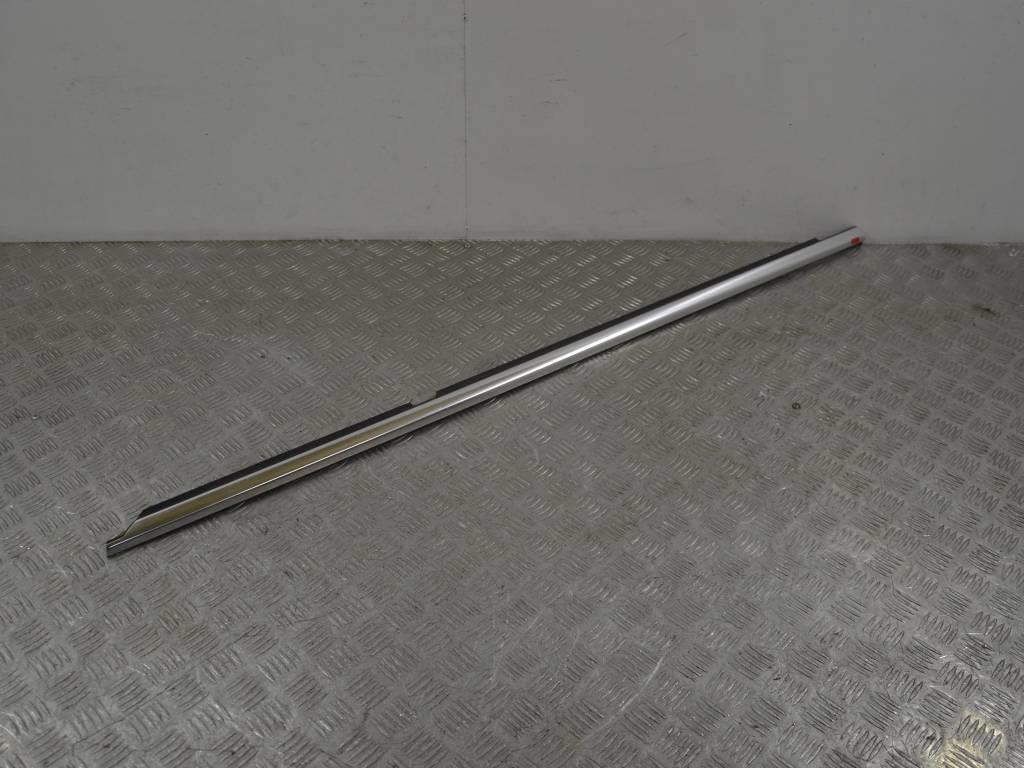 Молдинг стекла двери задней правой наружный