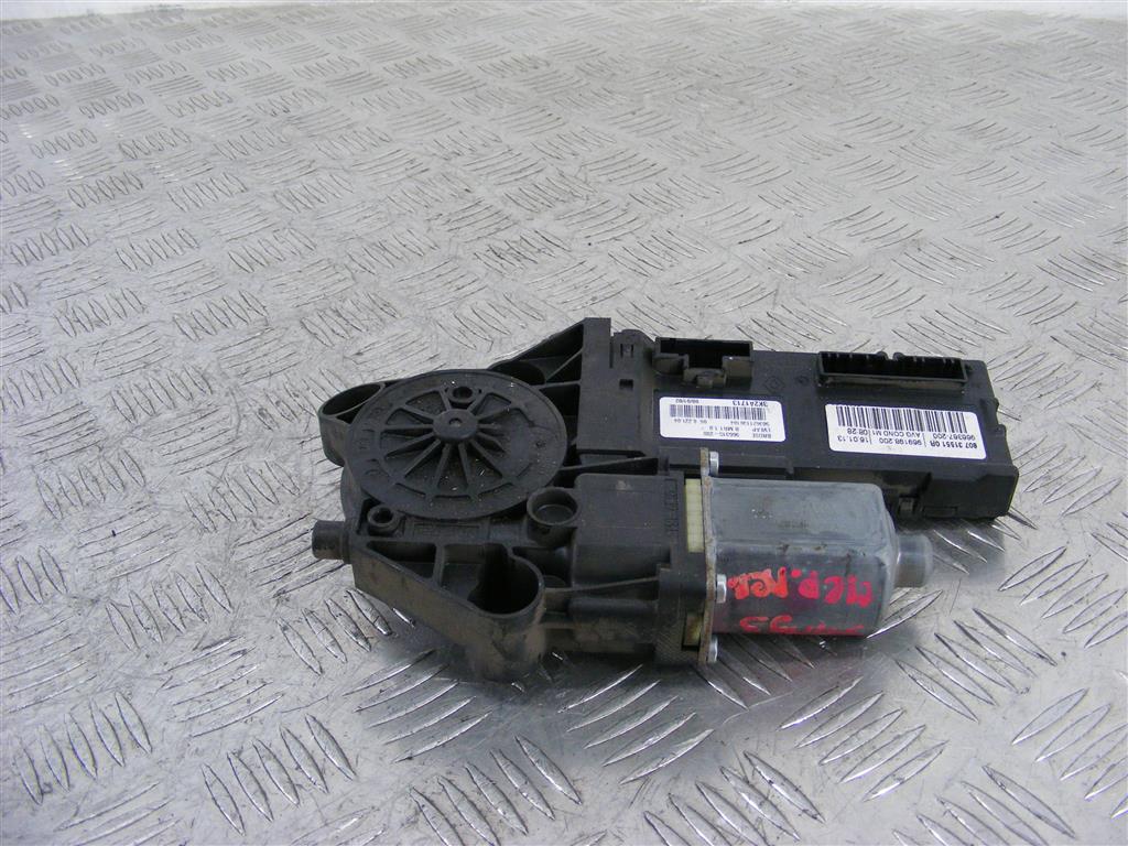 Моторчик стеклоподъемника передний левый