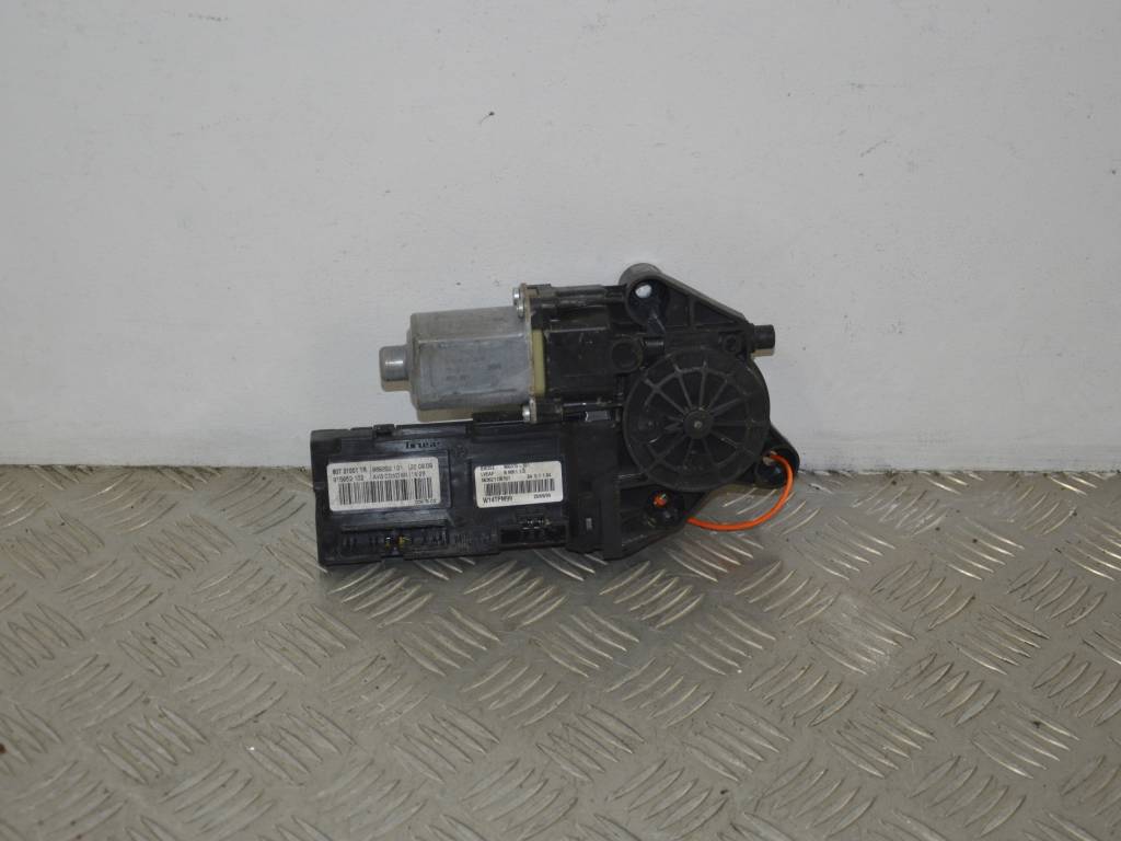 Моторчик стеклоподъемника передний левый