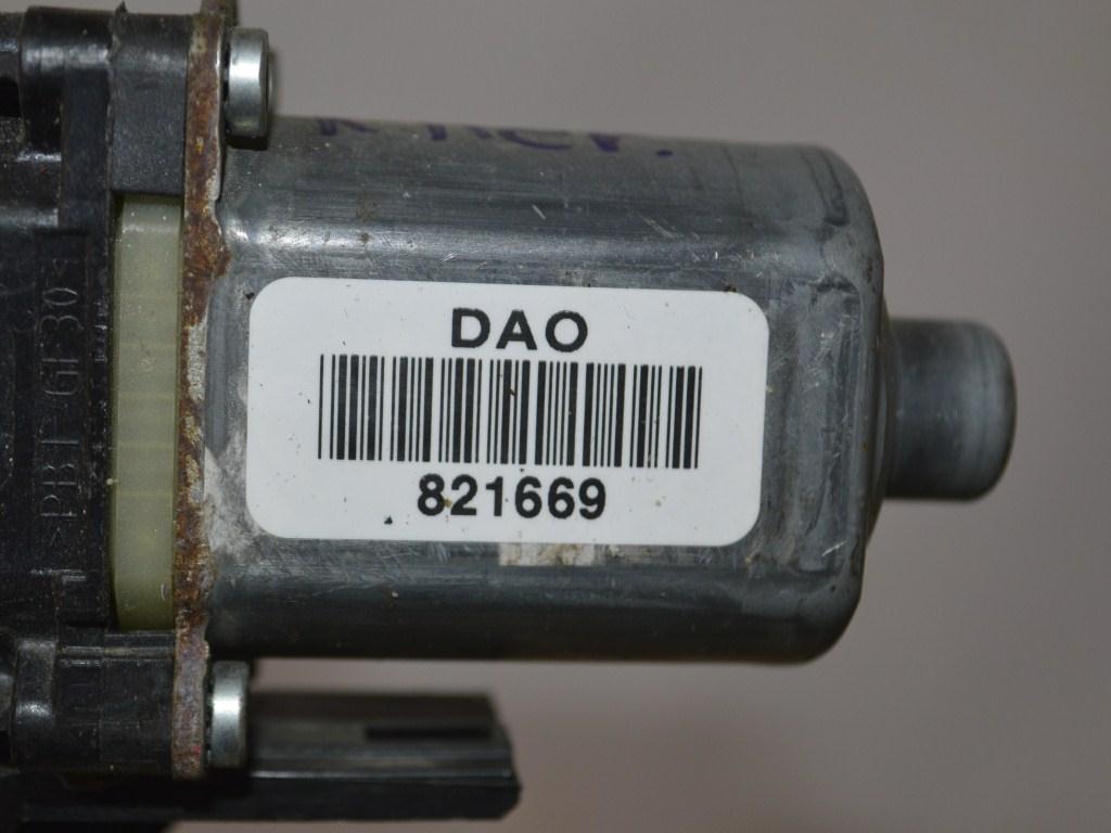 Моторчик стеклоподъемника передний правый