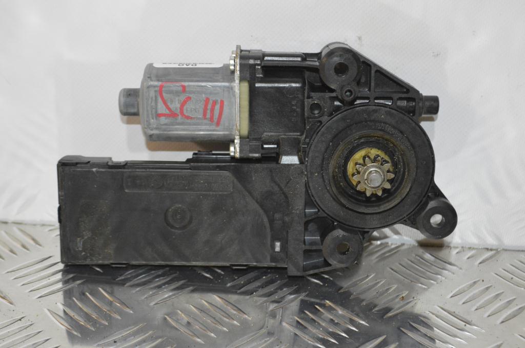 Моторчик стеклоподъемника передний правый