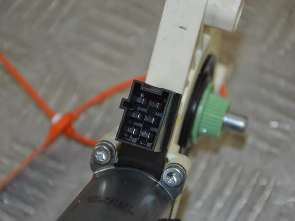 Моторчик стеклоподъемника передний правый