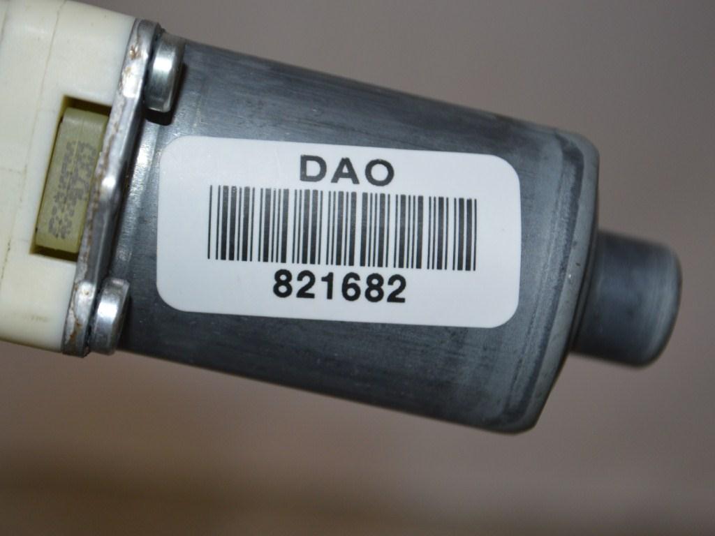 Моторчик стеклоподъемника задний левый