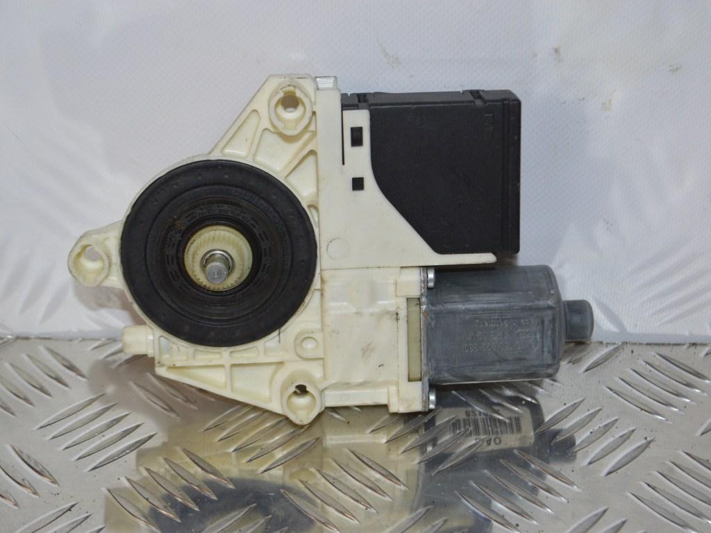 Моторчик стеклоподъемника задний левый