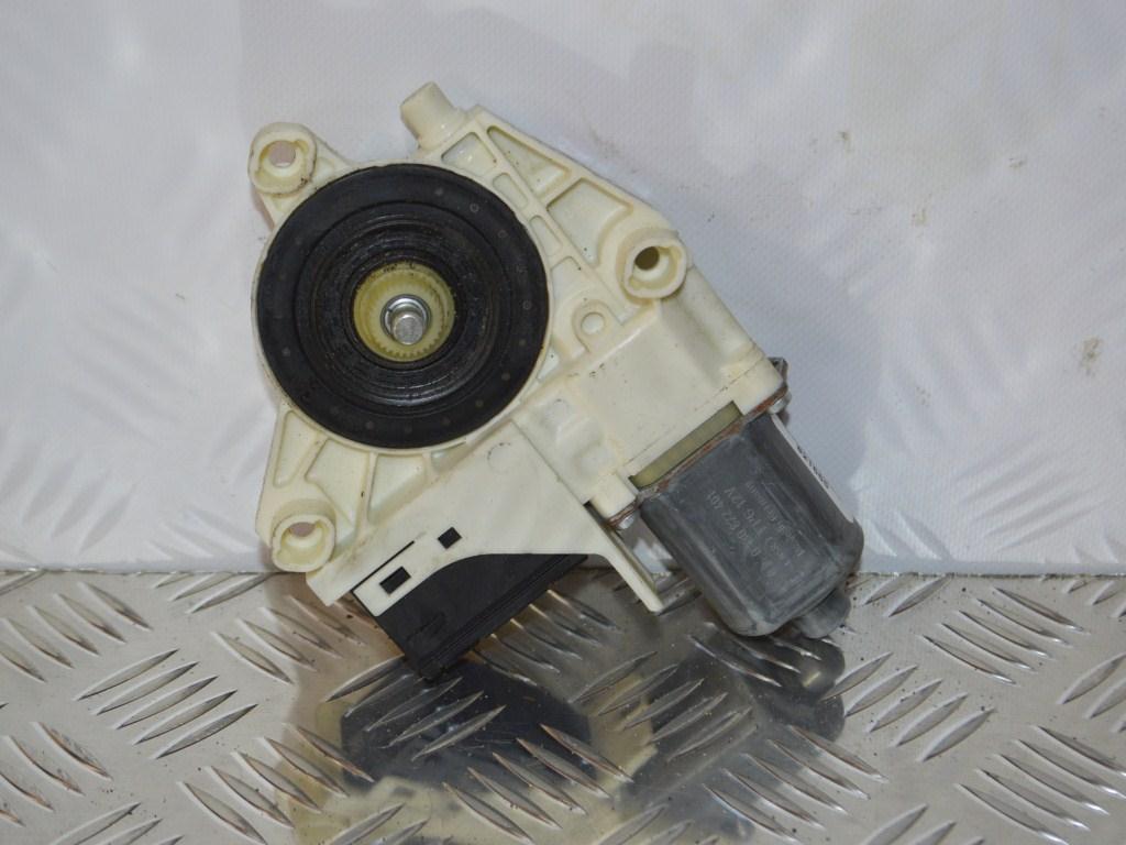 Моторчик стеклоподъемника задний правый