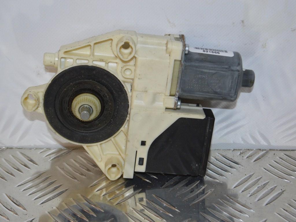 Моторчик стеклоподъемника задний правый