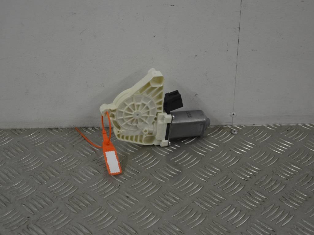 Моторчик стеклоподъемника задний правый