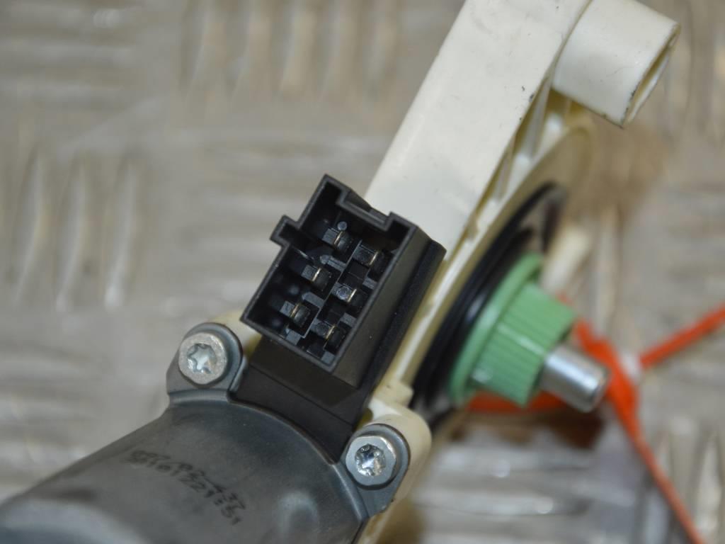 Моторчик стеклоподъемника задний правый