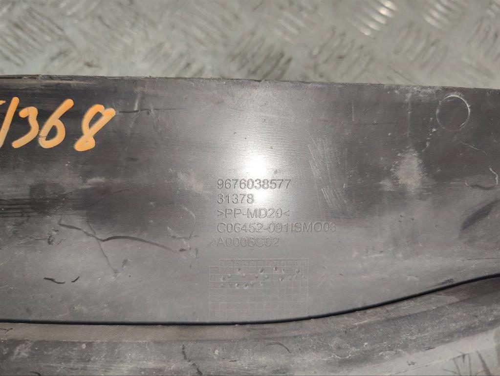 Накладка замка капота