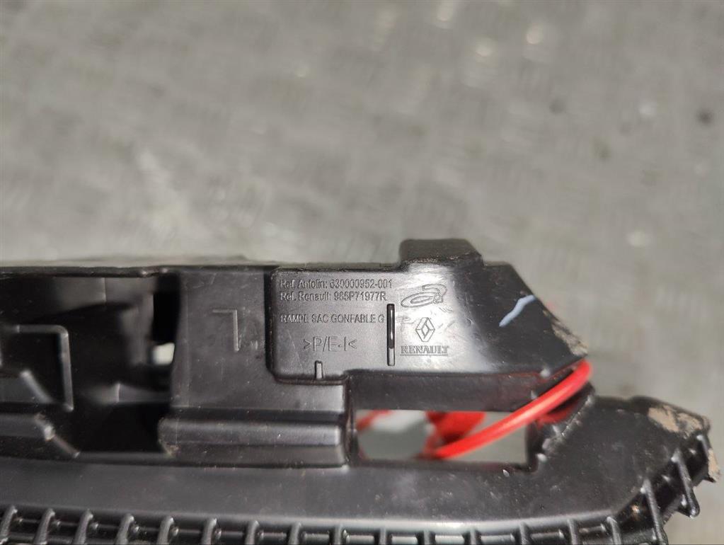 Направляющая шторки багажника (салазки)