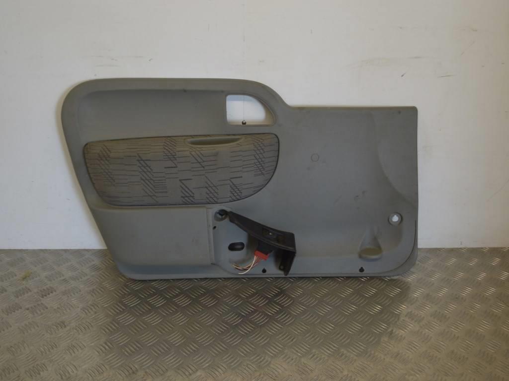 Обшивка двери передней левой (дверная карта) Renault Kangoo 1 (1997-2007) 8200458647, 8200357514