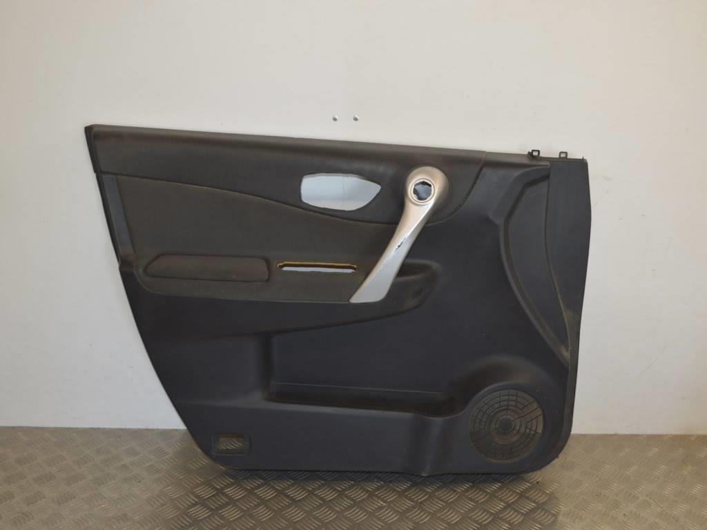 Обшивка двери передней левой (дверная карта)