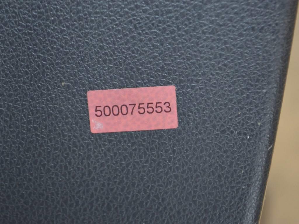 Обшивка двери передней левой (дверная карта)