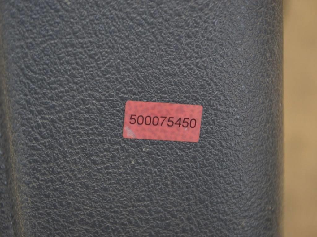 Обшивка двери передней левой (дверная карта)