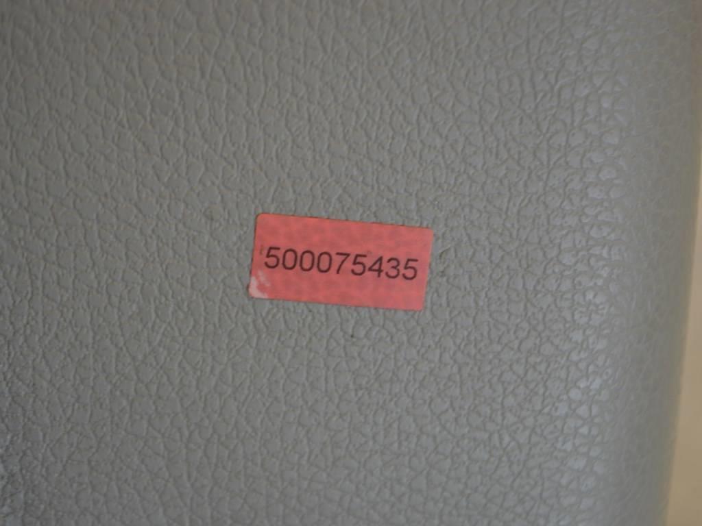 Обшивка двери передней левой (дверная карта)