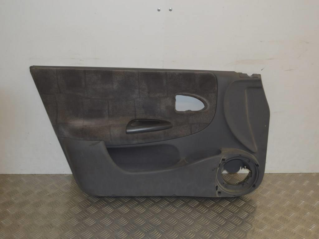 Обшивка двери передней левой (дверная карта)