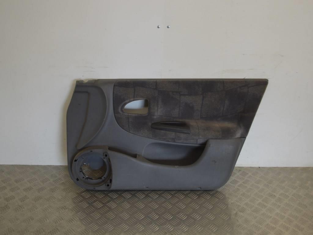 Обшивка двери передней левой (дверная карта)