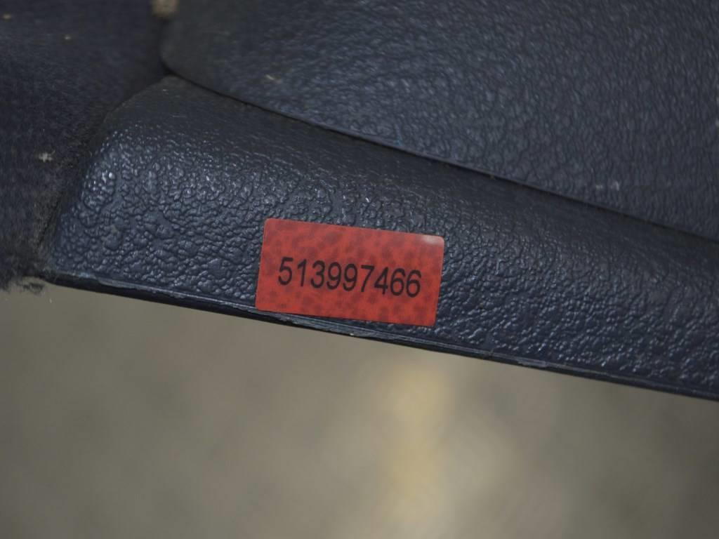 Обшивка двери передней левой (дверная карта)