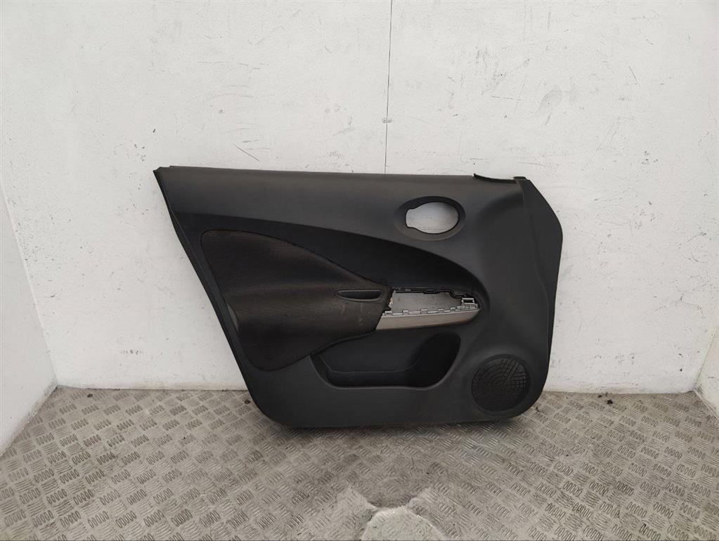 Обшивка двери передней левой (дверная карта)