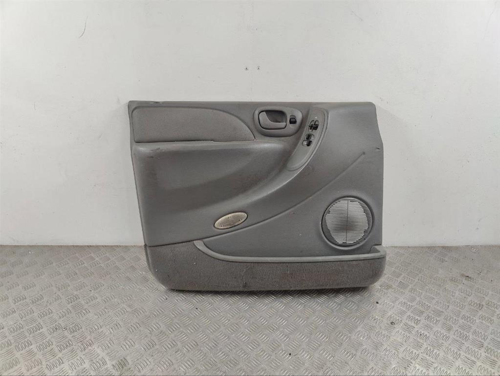 Обшивка двери передней левой (дверная карта)