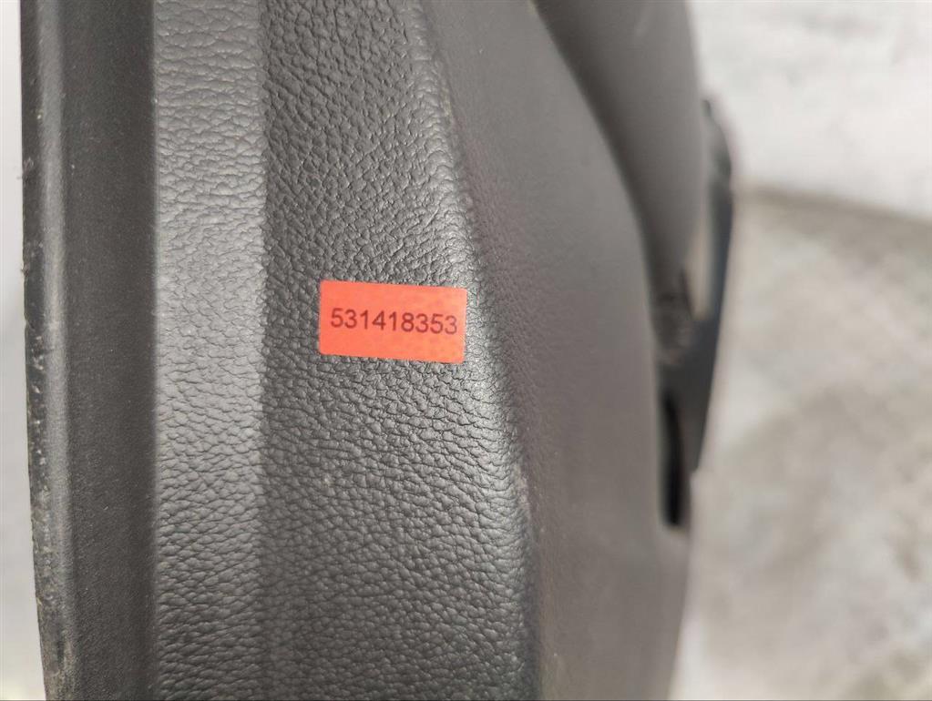 Обшивка двери передней левой (дверная карта)