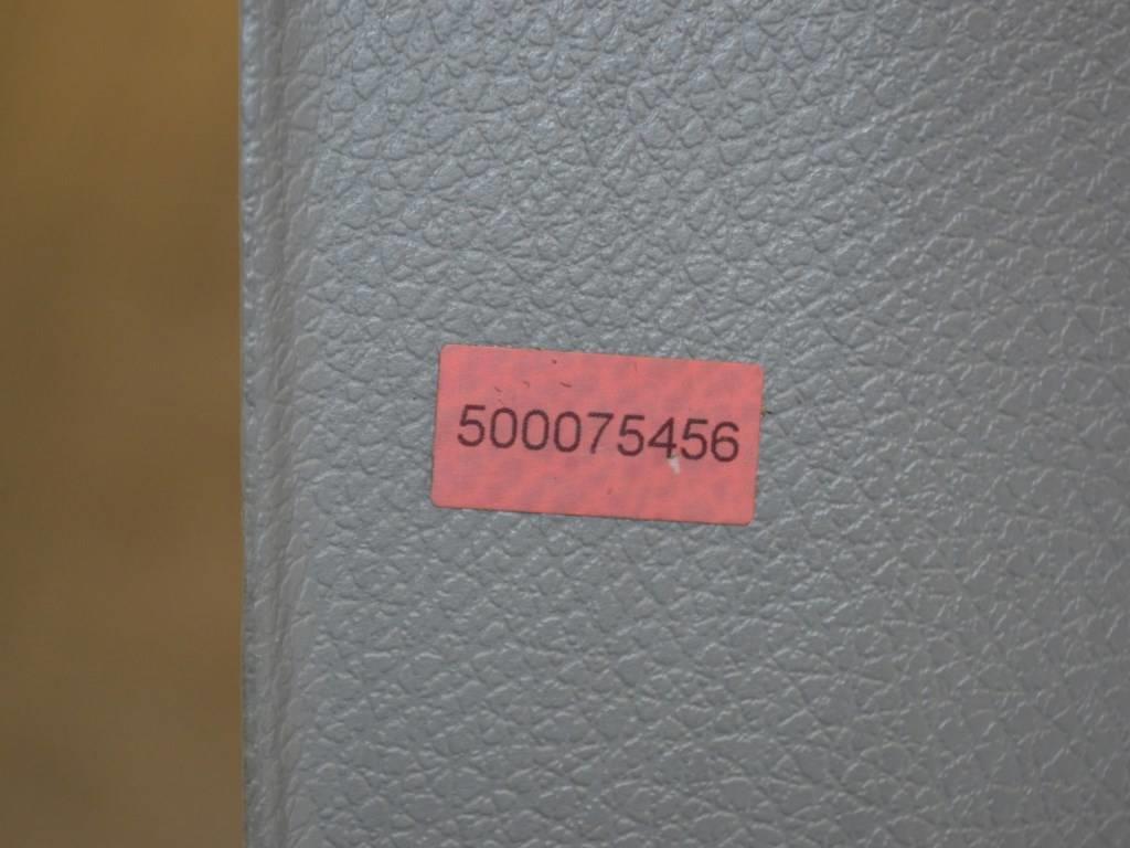 Обшивка двери передней левой (дверная карта)