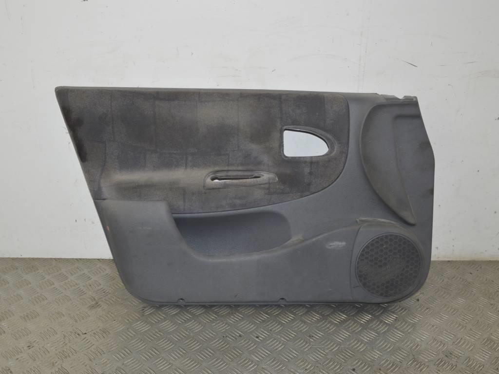 Обшивка двери передней левой (дверная карта)