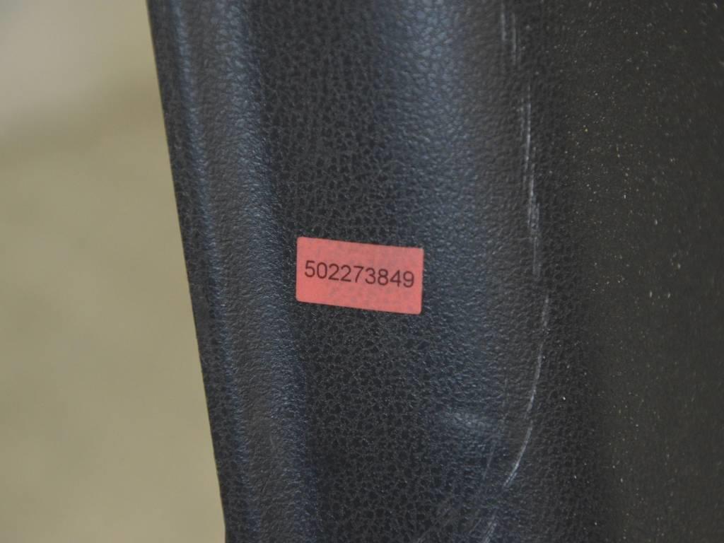 Обшивка двери передней левой (дверная карта)