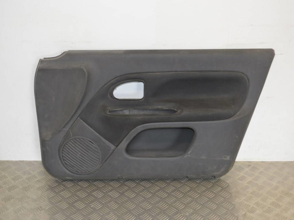 Обшивка двери передней правой (дверная карта)