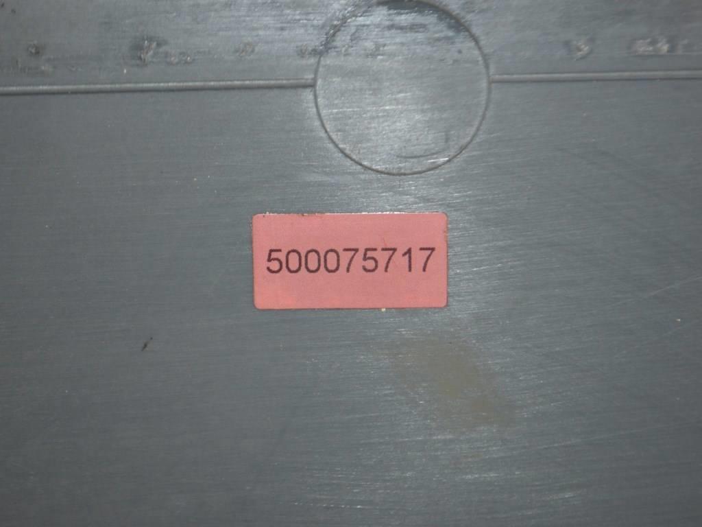 Обшивка двери передней правой (дверная карта)