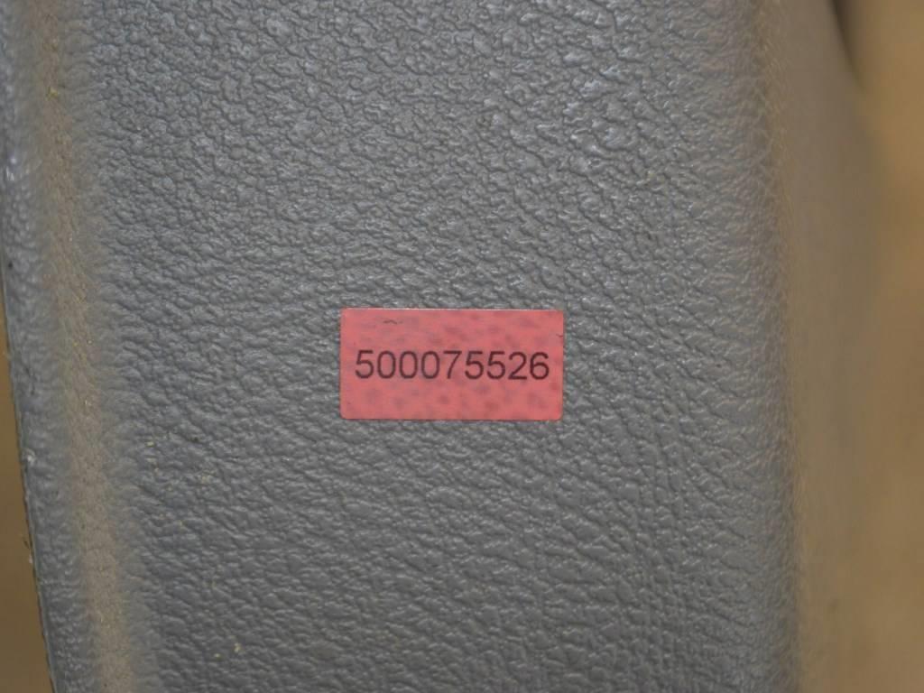 Обшивка двери передней правой (дверная карта)