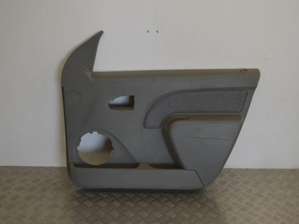 Обшивка двери передней правой (дверная карта)