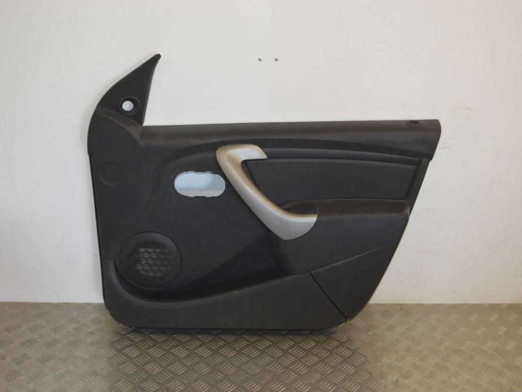 Обшивка двери передней правой (дверная карта)