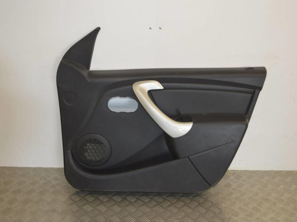 Обшивка двери передней правой (дверная карта)