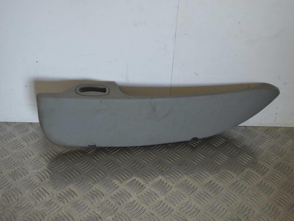 Обшивка двери передней правой (дверная карта)