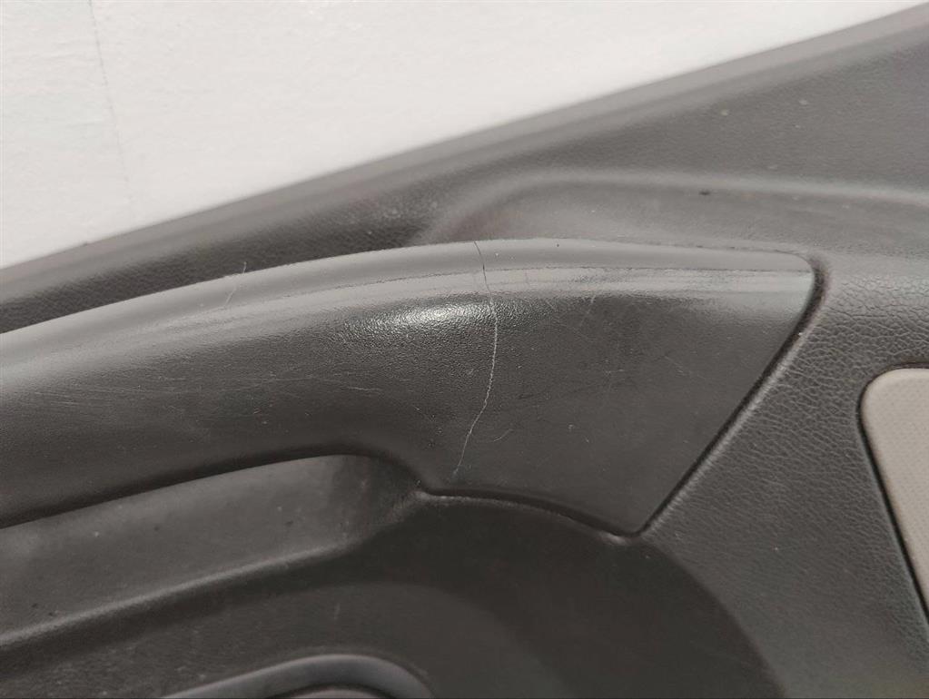 Обшивка двери передней правой (дверная карта)