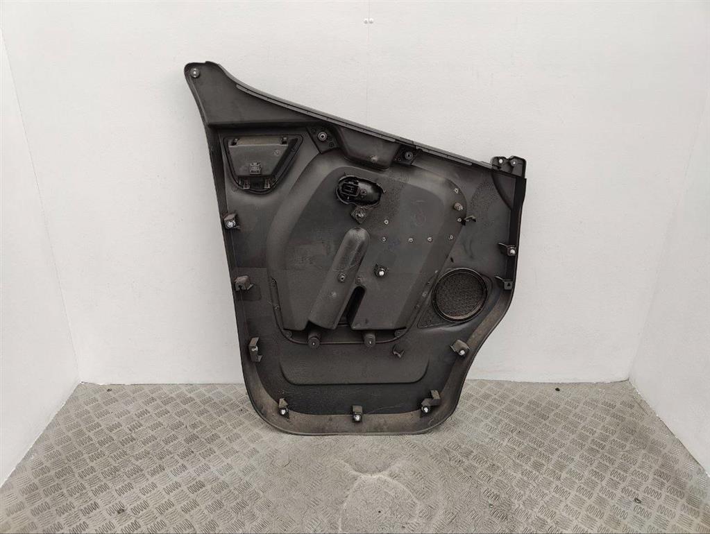 Обшивка двери передней правой (дверная карта)