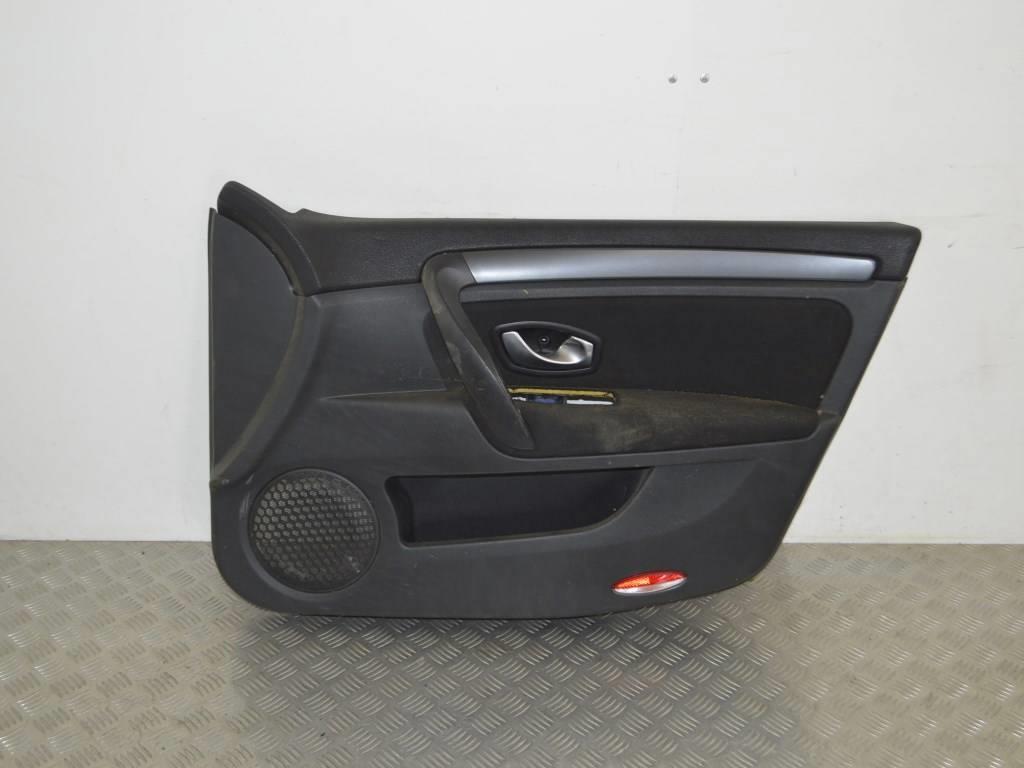 Обшивка двери передней правой (дверная карта)