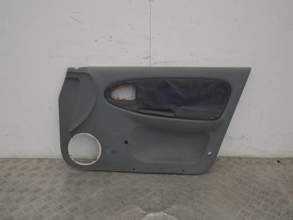 Обшивка двери передней правой (дверная карта)