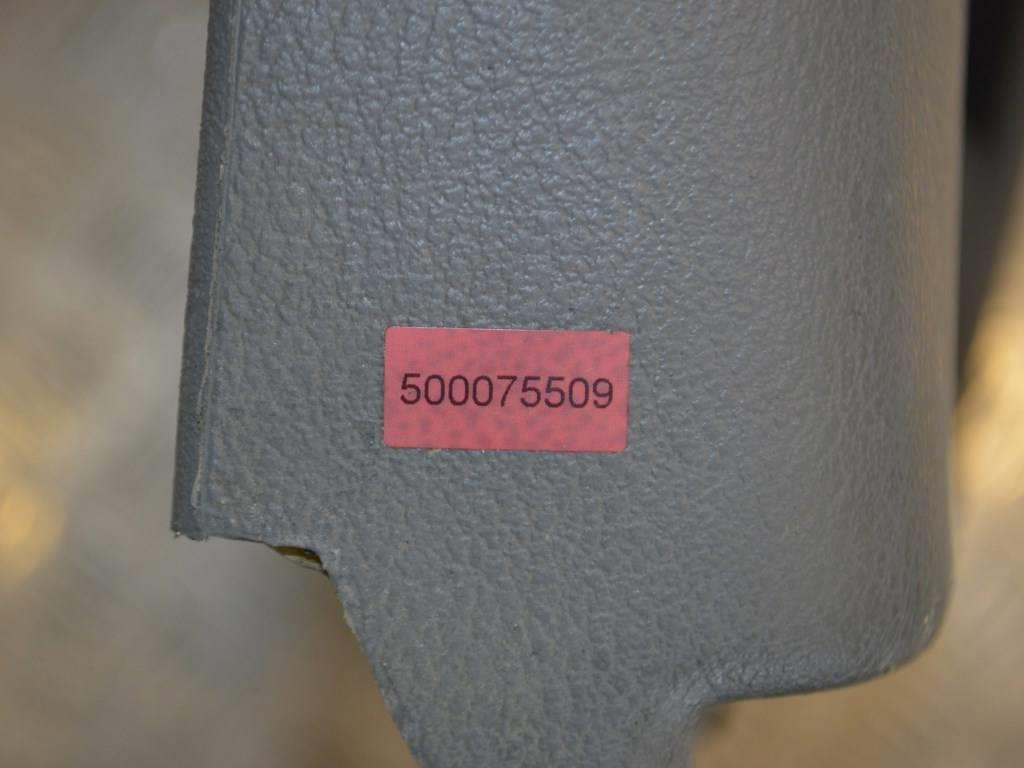 Обшивка двери задней правой (дверная карта)