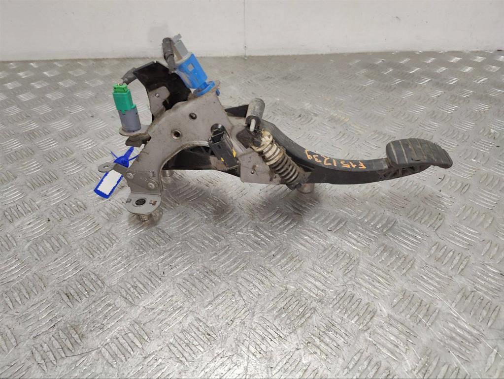 Педаль сцепления