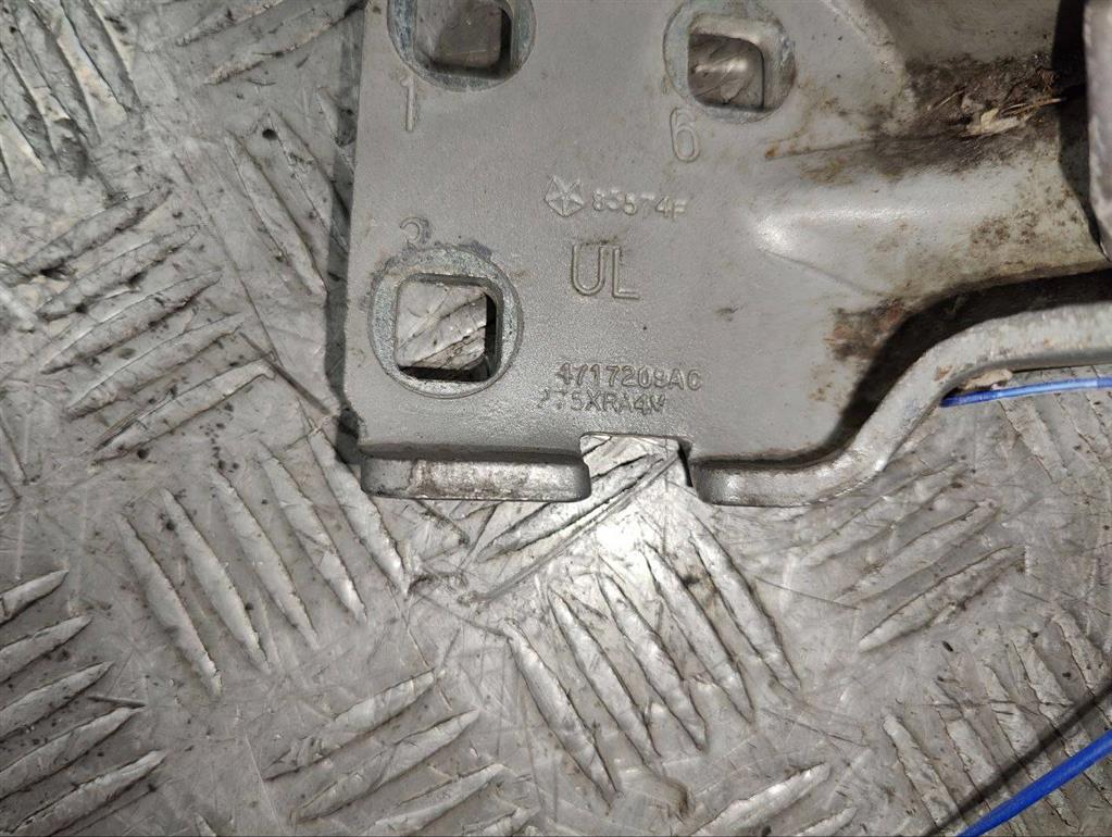 Петля двери передней левой