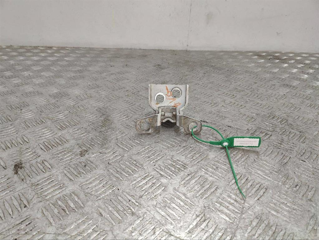 Петля двери передней левой