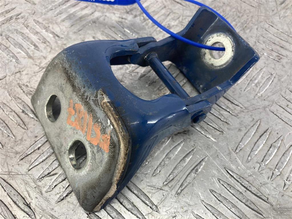 Петля двери передней левой